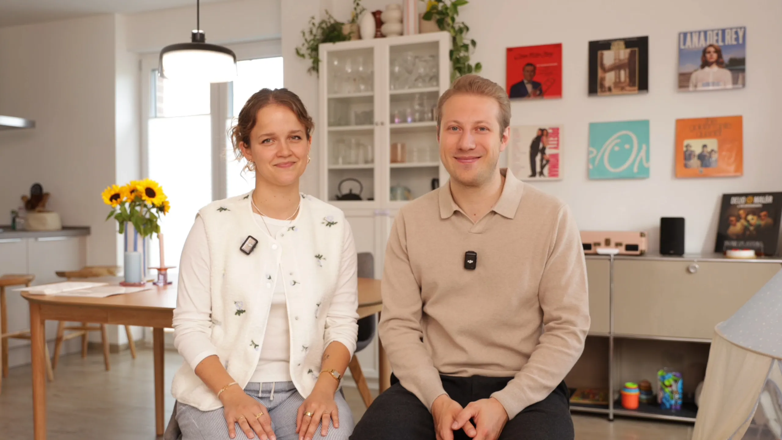 Kateryna und Cornelius sitzen in ihrem Wohnzimmer und stellen die 100TageChallenge vor